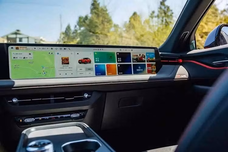Ghế ngồi sử dụng họa tiết tương tự các mẫu xe hiệu suất cao của Ford, tạo cảm giác thể thao rõ rệt. Phiên bản ST-Line cao cấp nhất được bổ sung ghế sưởi và thông gió. Chưa hết, Ford Mondeo Sport còn được trang bị hệ thống kết nối thông minh SYNC Max thế hệ mới, sử dụng bộ xử lý Snapdragon 8155 và màn hình liền khối 4K có kích thước 1,1 mét.