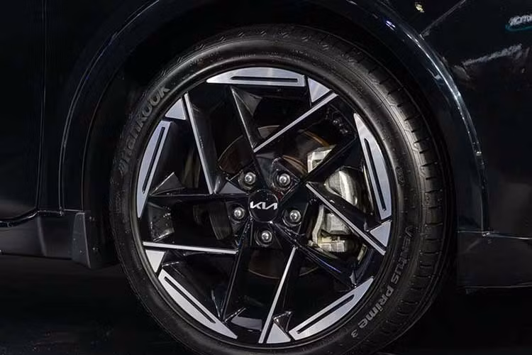Chưa hết, Kia K4 còn sở hữu kiểu dáng fastback mượt mà, các hốc bánh nổi bật và cản sau tích hợp bộ khuếch tán gió. Mẫu xe trưng bày sử dụng bộ mâm hợp kim 18 inch đi kèm lốp kích thước 235/40, cùng hệ thống treo trước MacPherson và hệ thống treo sau đa liên kết.