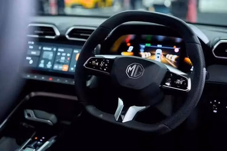 MG cho biết ZS 2026 thế hệ mới này là mẫu SUV hybrid hạng B có khả năng tăng tốc nhanh nhất trong phân khúc. Bên cạnh đó, xe còn cung cấp phạm vi hoạt động lên tới 870 km với bình nhiên liệu dung tích 41 lít.