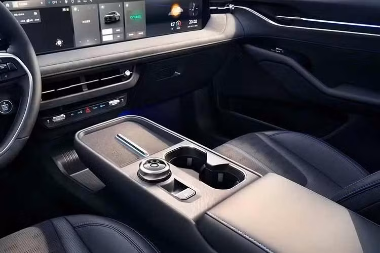 Xe được trang bị các tính năng kết nối điện thoại thông minh tiêu chuẩn như Apple CarPlay. Những trang bị đáng chú ý khác bao gồm hệ thống âm thanh B&amp;O kết hợp với các giải pháp cách âm, khoảng duỗi chân hơn 1 mét ở hàng ghế sau, khoang hành lý có dung tích tiêu chuẩn 527 lít và có thể mở rộng lên tối đa 1.550 lít khi gập ghế.