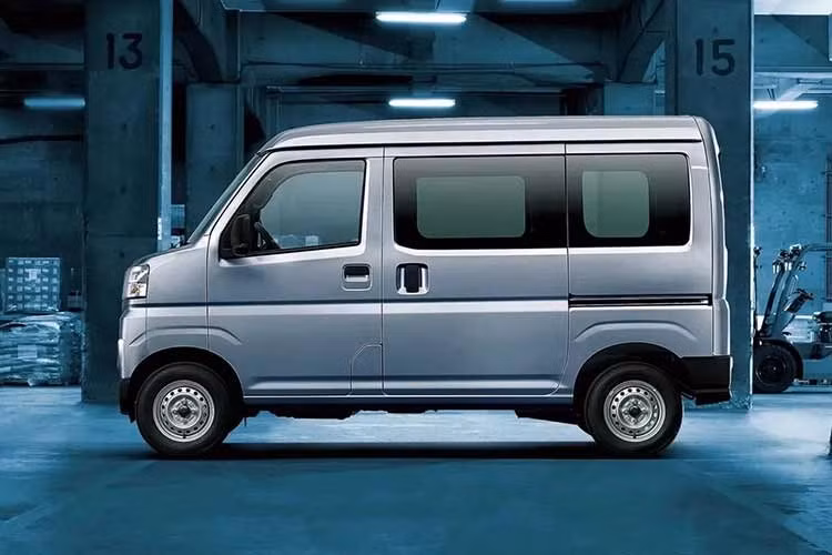 Ngoại thất của Subaru Sambar Van 2026 không có gì thay đổi. Mẫu xe van dài 3.395 mm này vẫn giữ kiểu dáng vuông vức, dựng đứng quen thuộc. Trong đó, phiên bản VB tiêu chuẩn tiếp tục sử dụng bộ mâm thép nhỏ đi kèm cản xe không sơn màu.