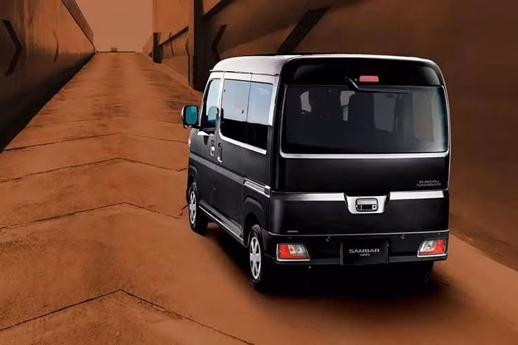Giá xe Subaru Sambar Van 2026 khởi điểm từ 1.155.000 Yên (khoảng 189,43 triệu đồng) cho bản số sàn tiêu chuẩn, tăng 55.000 Yên (khoảng 9,02 triệu đồng) so với trước và ngang bằng với giá của đối thủ Daihatsu. Phiên bản cao cấp nhất Sambar Van Dias (dẫn động 4WD, số CVT) có giá lên tới 2.068.000 Yên (khoảng 339,17 triệu đồng).