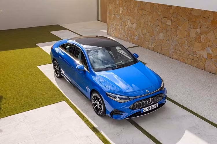 Việc mở đặt chỗ CLA 200 Electric cho thấy Mercedes-Benz Việt Nam đang đẩy mạnh quá trình điện hóa, sau khi đã giới thiệu nhiều mẫu xe điện thuộc dòng EQ trong những năm gần đây. Sự xuất hiện của CLA 200 Electric mới hứa hẹn sẽ gia tăng sức cạnh tranh trong phân khúc xe sang chạy điện, đồng thời mở rộng lựa chọn cho khách hàng yêu thích công nghệ và xu hướng di chuyển bền vững.