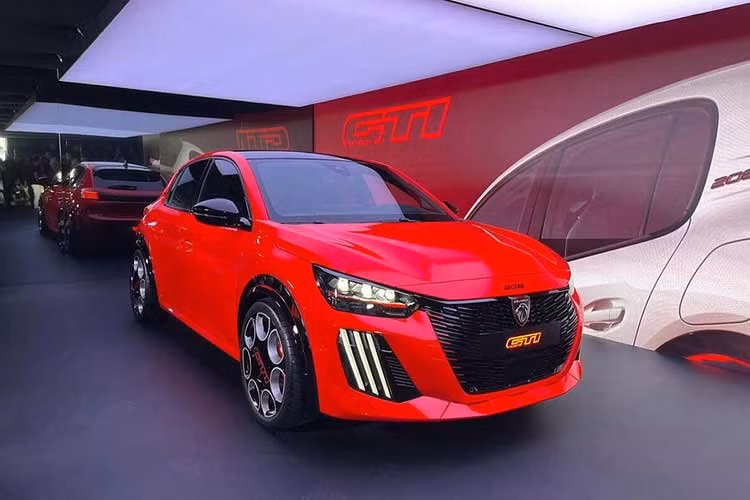 Peugeot mới đây đã chính thức ra mắt e-208 GTi 2026, đây là mẫu xe hatchback thuần điện hiệu suất cao sở hữu sức mạnh đáng chú ý. Đồng thời, e-208 GTi cũng là phiên bản hiệu năng cao thuần điện đầu tiên của thương hiệu Peugeot.