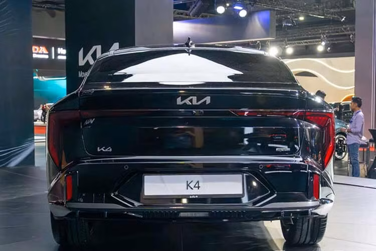Động cơ T-GDI trên Kia K4 2027 bản sedan kết hợp với hộp số tự động 8 cấp, truyền sức mạnh tới bánh trước. Như vậy, xe mạnh hơn so với đối thủ Honda Civic vốn được trang bị động cơ VTEC Turbo có công suất tối đa 180 mã lực và mô-men xoắn cực đại 240 Nm.