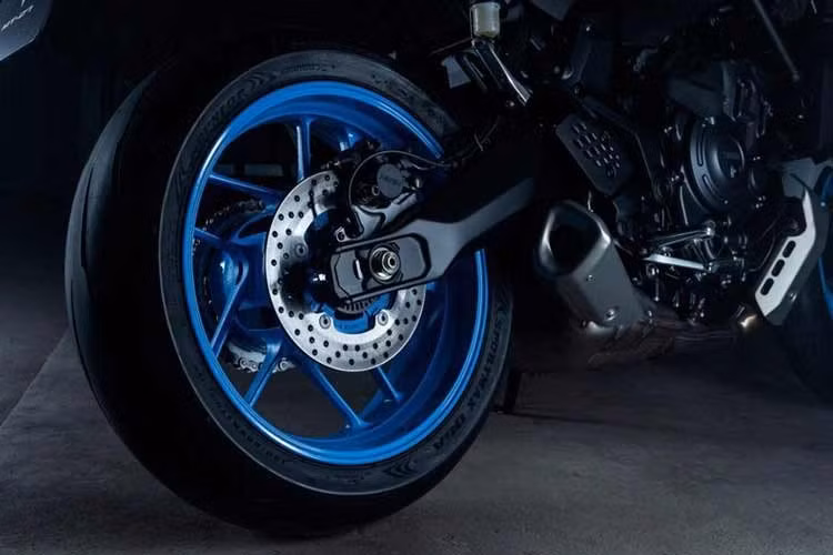 Đuôi xe cũng đã được chỉnh sửa lại, nhưng vẫn giữ được khả năng chở người ngồi sau. Yamaha nói rằng MT-07 sẽ có một tư thế lái mới hấp dẫn hơn cho năm 2025, thể thao hơn so với mẫu xe cũ. Nó cũng sẽ dễ dàng làm quen cho người mới lái, nhờ chiều cao yên xe chỉ 805mm và động cơ xi-lanh đôi hẹp khiến chân không bị khuỳnh ra. Tay lái hiện rộng hơn 18mm, thấp hơn 22mm và lùi về phía sau người lái 9,3mm.
