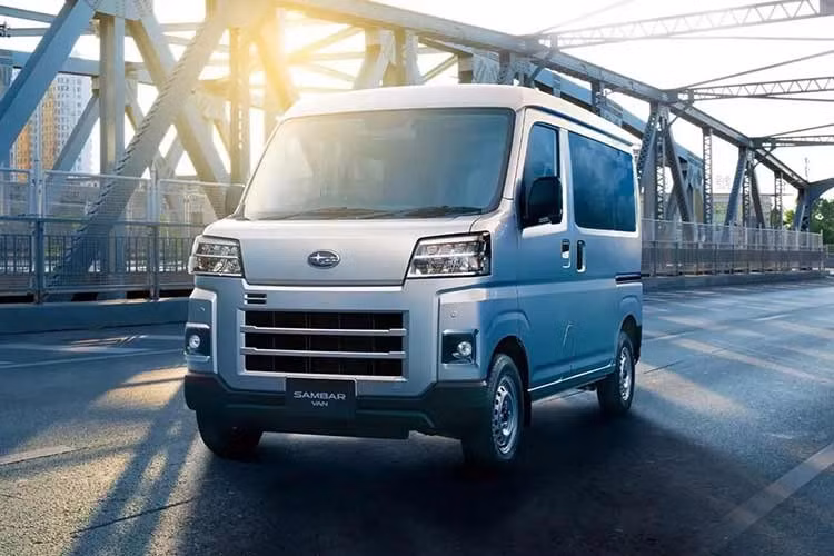 Subaru Sambar Van đã trở lại với phiên bản 2026 với trang bị an toàn được tăng cường trên toàn bộ dòng xe, bảng đồng hồ kỹ thuật số dành cho phiên bản hướng đến hành khách và màn hình thông tin giải trí tùy chọn. Phiên bản số sàn tối giản nhất vẫn tiếp tục giữ vị trí ở đáy dải sản phẩm.