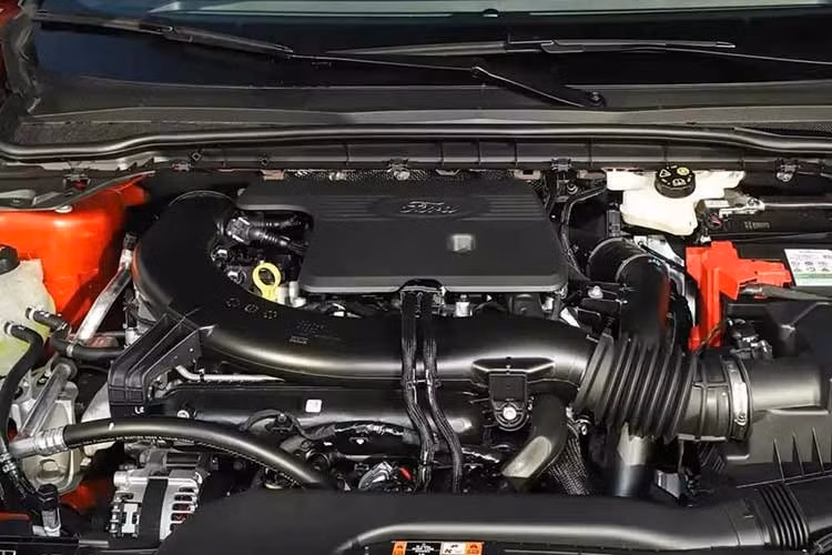 Ford Mondeo Sport kết hợp động cơ xăng EcoBoost tăng áp, dung tích 2.0L với mô-tơ điện, cho tổng công suất 308 mã lực. Thay vì sử dụng công nghệ điện hóa chủ yếu để đáp ứng các tiêu chuẩn khí thải, Ford coi hệ thống này như một giải pháp mang lại khả năng tăng tốc mạnh mẽ đồng thời giảm mức tiêu thụ nhiên liệu khi vận hành trên cả đường trường lẫn cao tốc.