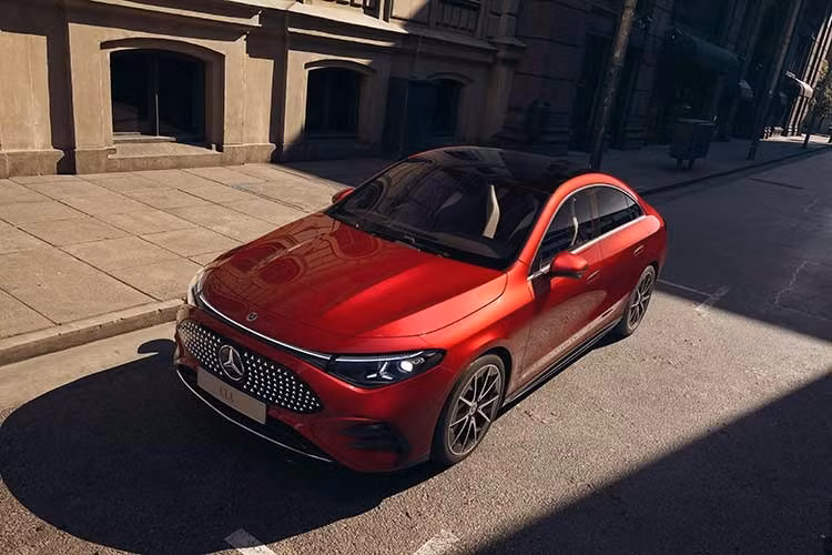 Mercedes-Benz Việt Nam (MBV) chính thức công bố nhận đặt giữ chỗ cho dòng xe CLA 200 thuần điện hoàn toàn mới (CLA 200 electric). Mẫu sedan coupé này được lên lịch xuất hiện chính thức trong một sự kiện đặc biệt vào cuối năm nay, trước khi những chiếc xe đầu tiên được bàn giao tới tay khách hàng vào đầu quý 1/2027.