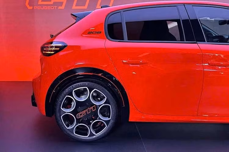 Những điểm đáng chú ý khác của Peugeot e-208 GTi gồm tỷ lệ công suất trên trọng lượng được hãng tuyên bố thuộc hàng tốt nhất phân khúc. Bên cạnh đó là khả năng sạc nhanh DC công suất 100 kW, cho phép sạc pin từ 20% lên 80% trong chưa đầy 30 phút.