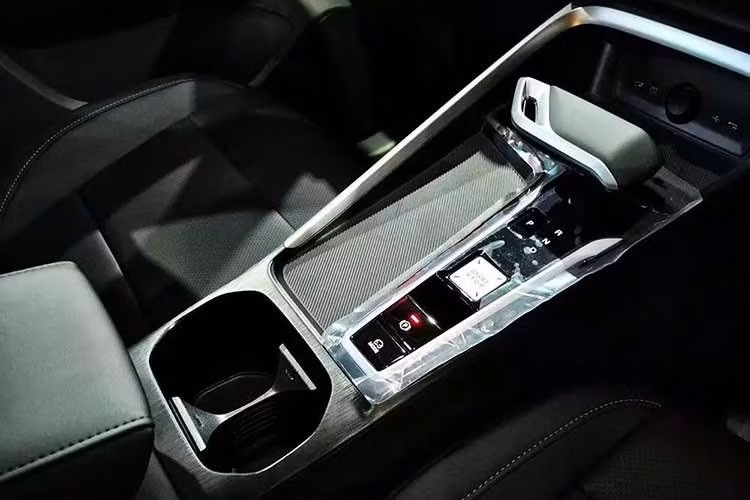 Gói công nghệ hỗ trợ lái MG Pilot ADAS 2.5 được trang bị tiêu chuẩn cho xe. Trong khi đó, ứng dụng MG iSmart cho phép chủ xe truy cập và điều khiển từ xa nhiều chức năng quan trọng của xe thông qua điện thoại thông minh.