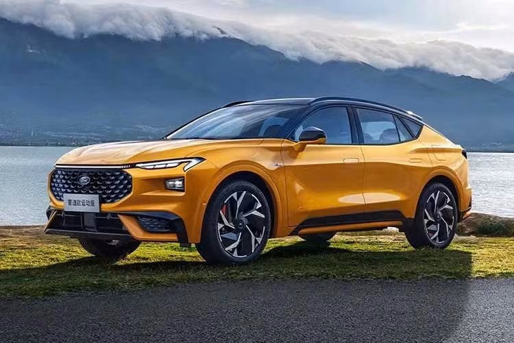 Tuy Ford Mondeo Sport là xe SUV nhưng sử dụng kiểu thân xe liftback 5 cửa khá hiếm trong phân khúc. Phần đầu xe nổi bật với lưới tản nhiệt 3D dạng vảy cùng dải đèn LED định vị ban ngày tách rời khỏi cụm đèn pha, mang lại khả năng nhận diện cao. Thân xe có các đường nét mềm mại, đi kèm bộ mâm kích thước lớn.