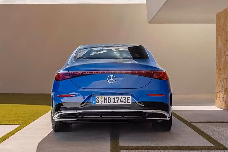 Mercedes-Benz CLA 200 Electric dự kiến ra mắt vào cuối năm 2026 và bàn giao những xe đầu tiên tới khách hàng trong quý I/2027 với giá khuyến nghị dự kiến dưới 1,7 tỷ đồng. Theo kế hoạch, CLA 200 Electric sẽ chính thức ra mắt trong một sự kiện đặc biệt vào cuối năm 2026. Những chiếc xe đầu tiên dự kiến được bàn giao đến khách hàng từ đầu quý I/2027.