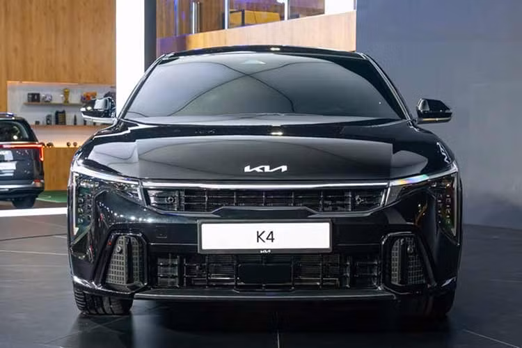 Việc Kia K4 được mang đến trưng bày tại Malaysia có thể là dấu hiệu chứng tỏ mẫu xe này sẽ sớm được bán ở thị trường Đông Nam Á, trong đó có Việt Nam. Mẫu xe Kia K3 đã ra mắt thị trường Việt Nam từ năm 2021 và không thay dổi về mặt thiết kế hay trang bị kể từ đó. Điều này đã phần nào khiến sức bán của K3 ở Việt Nam bị giảm sức hút.