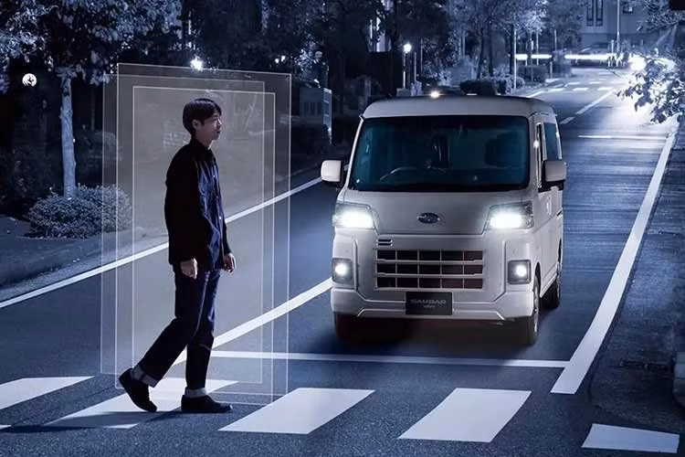 Ở các phiên bản cao hơn, trang bị được bổ sung với đèn pha LED, cản trước/sau sơn cùng màu thân xe và mâm hợp kim. Đứng đầu dải sản phẩm là Sambar Van Dias, nổi bật với lưới tản nhiệt có các chi tiết mạ crôm và sơn đen tương tự thiết kế trên Daihatsu Hijet Atrai cùng nền tảng.