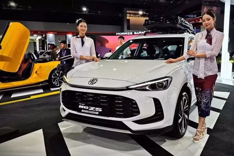 Tại Triển lãm Di động Quốc tế Kuala Lumpur (KLIMS) 2026, hãng MG không chỉ trưng bày mẫu SUV 7 chỗ QS mà còn mở cọc dành cho ZS đời mới. Tại thị trường Malaysia, mẫu SUV hạng B này sẽ có hai phiên bản là Lux Turbo và Lux Hybrid+. Trong đó, phiên bản hybrid sẽ được bán trước.