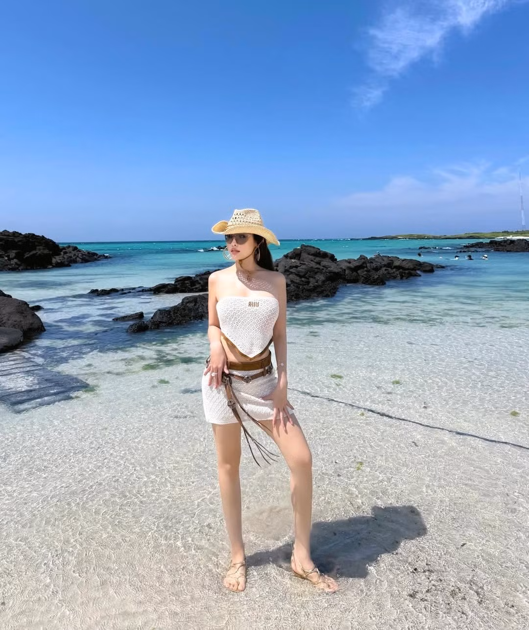 Sở hữu gương mặt búp bê cùng phong cách tiểu thư, Huyền Baby nhanh chóng trở thành biểu tượng nhan sắc của thế hệ 8X – 9X đời đầu.