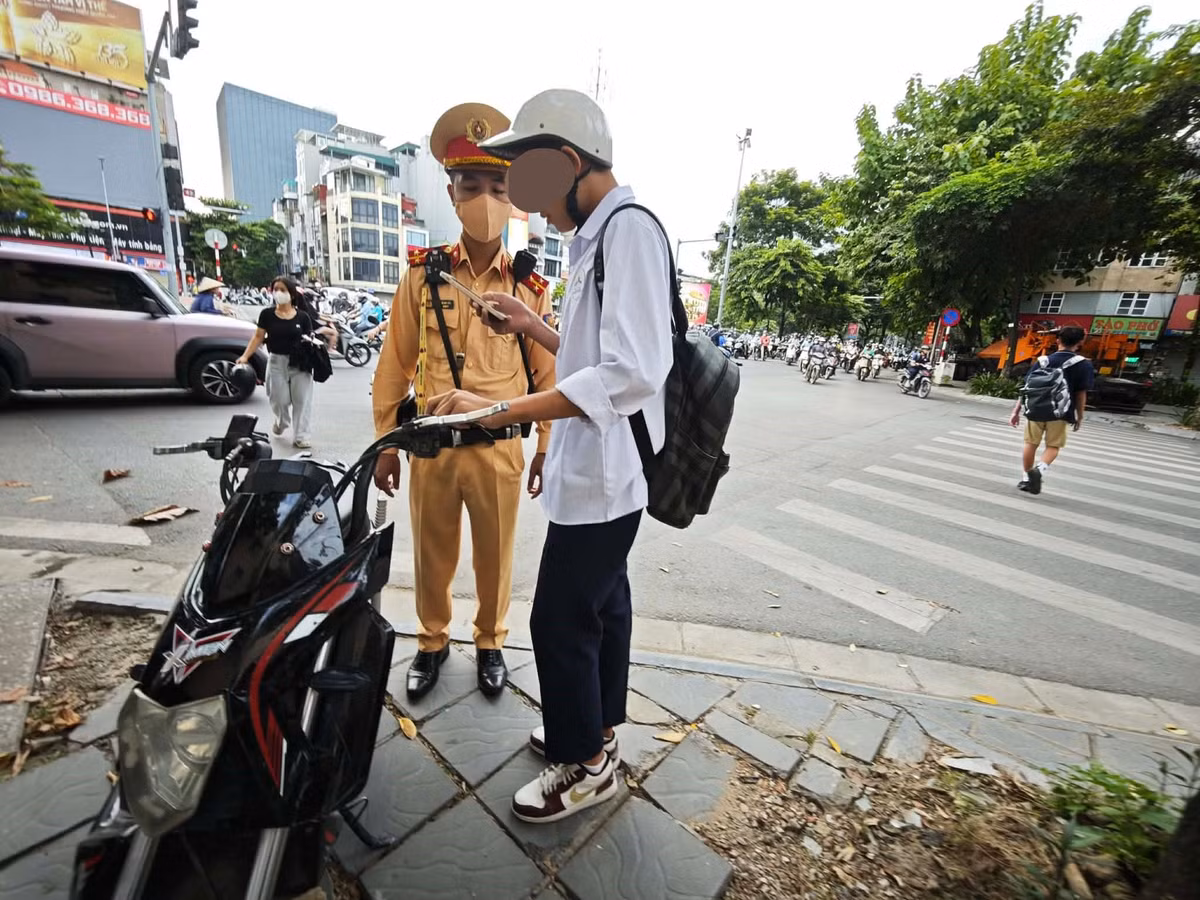 Để bảo đảm an toàn cho học sinh, lực lượng chức năng cho rằng việc kiểm tra, xử lý cần đi cùng với tuyên truyền và giáo dục. Trong đó, phụ huynh giữ vai trò đặc biệt quan trọng bởi đây là những người trực tiếp quản lý phương tiện và hình thành thói quen tham gia giao thông cho con em.