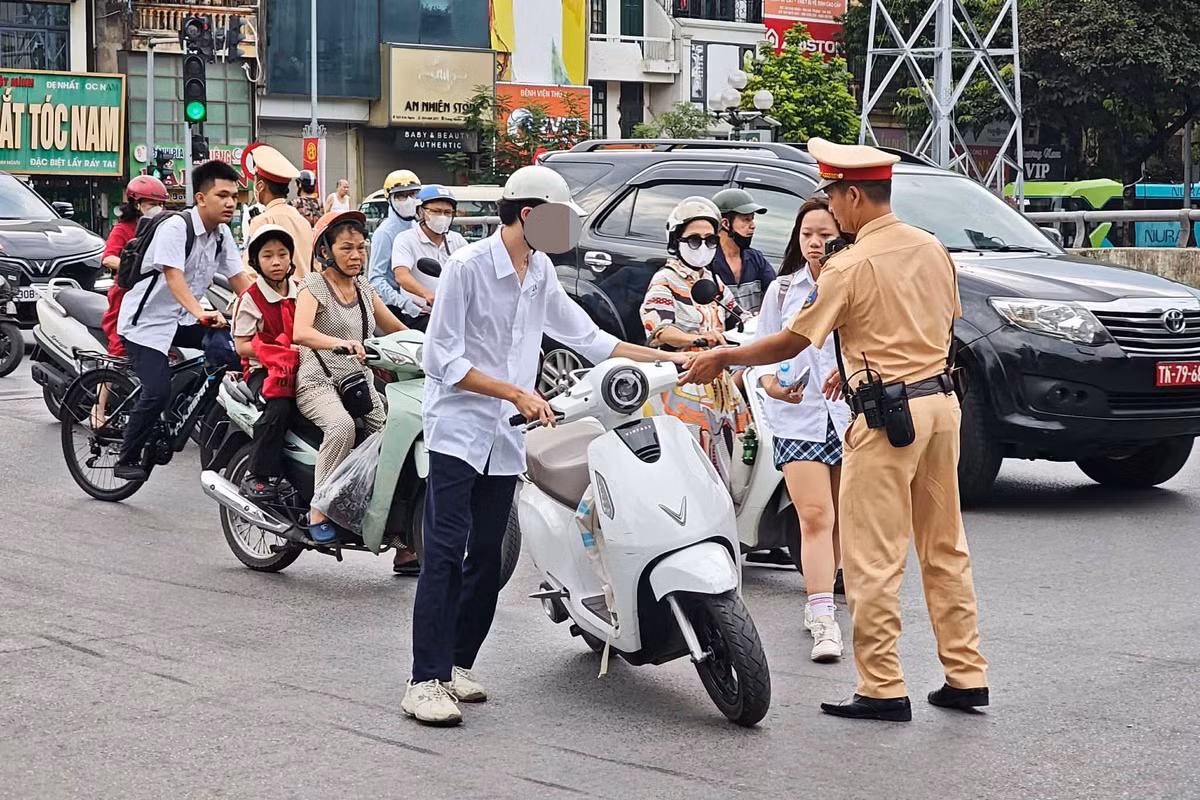 Từ ngày 4/9, lực lượng CSGT và công an cấp xã trên địa bàn thành phố Hà Nội sẽ đồng loạt tăng cường tuyên truyền, kiểm tra, xử lý các trường hợp học sinh, phụ huynh học sinh vi phạm pháp luật về trật tự an toàn giao thông, nhất là trong những tuần đầu năm học mới.