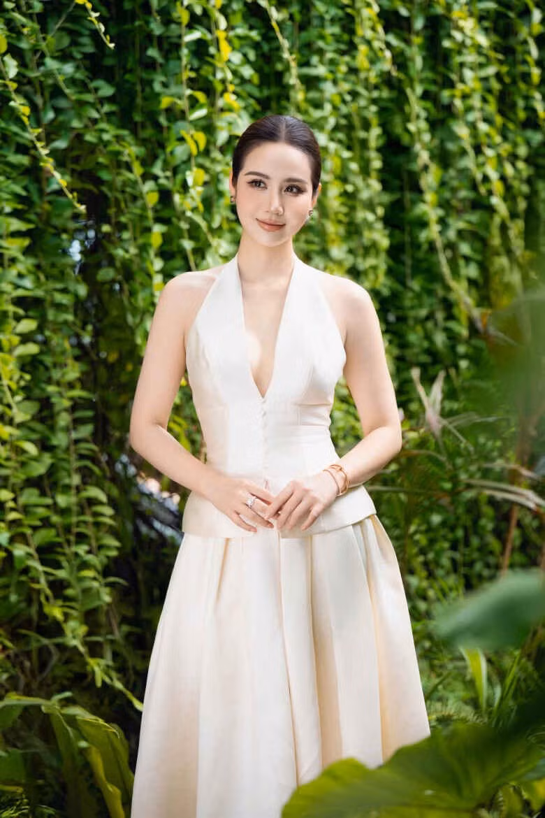 Nữ diễn viên Huyền Lizzie thời gian gần đây liên tục gây chú ý khi chia sẻ loạt khoảnh khắc đời thường với phong cách thời trang công sở thanh lịch, tinh tế.