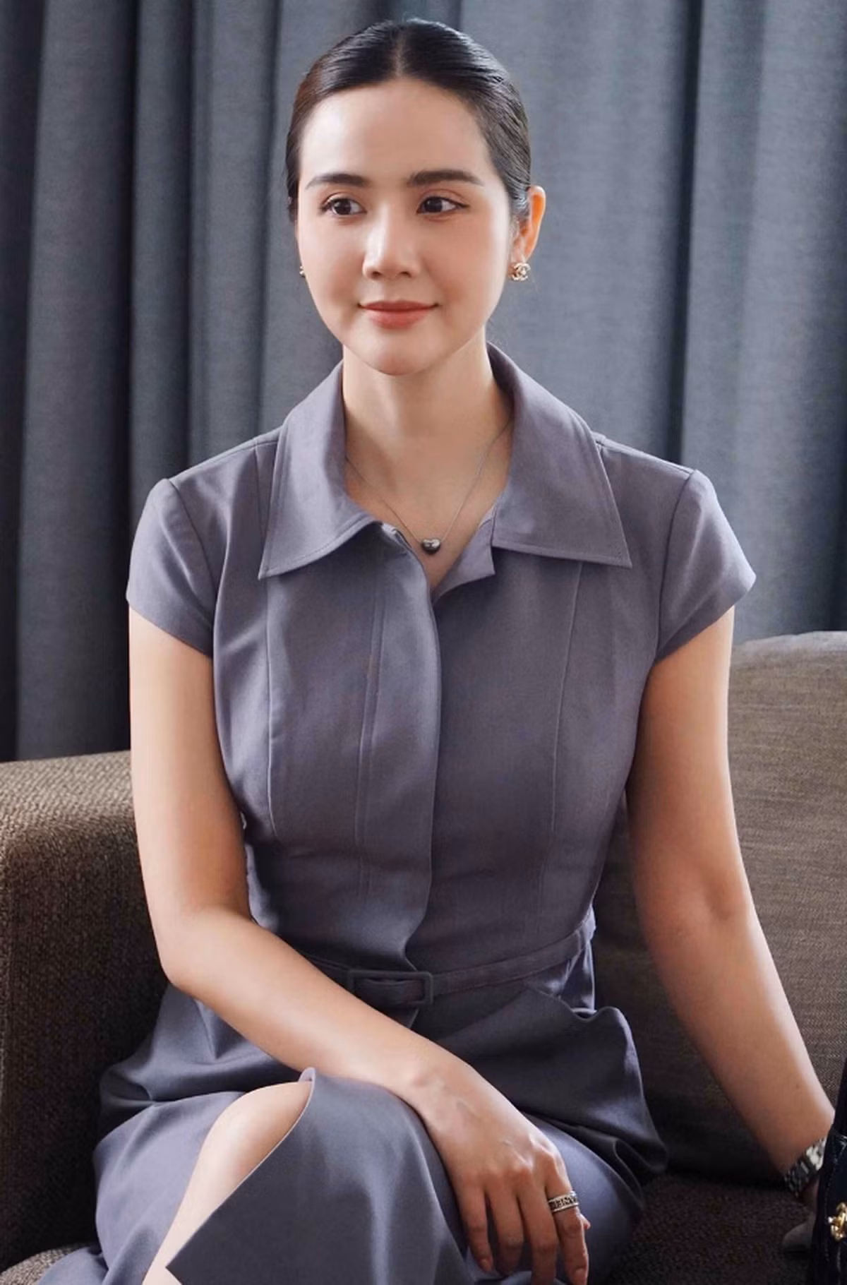 Ở lần trở lại này, nữ diễn viên tiếp tục khẳng định danh hiệu “biểu tượng thời trang phim Việt” với gu ăn mặc chuẩn chỉnh, hợp xu hướng nhưng vẫn giữ được nét thanh lịch đặc trưng.