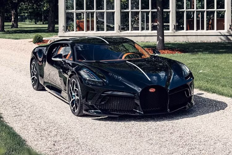 La Voiture Noire tiếng Pháp có nghĩa là "chiếc xe đen" tưởng rằng sẽ chỉ được chủ nhân để trong garage, nhưng với odo hơn 13.000 km sau 6 năm ra mắt, thật sự chiếc Bugatti La Voiture Noire này cũng đã lăn bánh trên đường rất nhiều.