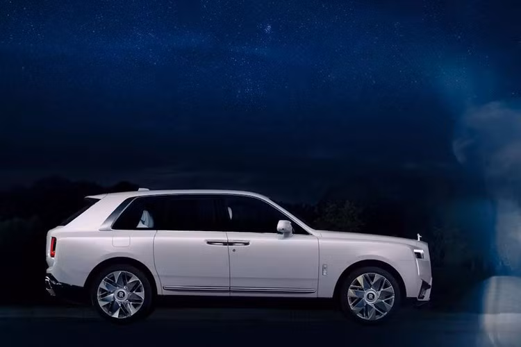 Phiên bản tiêu chuẩn của mẫu SUV này có công suất 562 mã lực và mô-men xoắn cực đại 627 lb-ft (850 Nm) ngay từ khi xuất xưởng. Chiếc Rolls-Royce Cullinan Cosmos đặt làm riêng này thực sự là một tác phẩm nghệ thuật trên bánh xe.