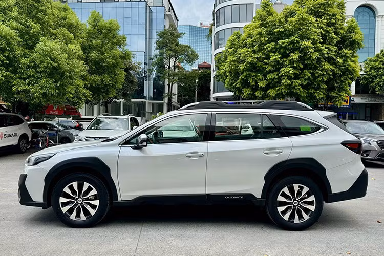 Tuy nhiên, mức ưu đãi kỷ lục chỉ áp dụng cho xe đời 2023. Với phiên bản VIN 2025, mức giảm khá khiêm tốn, chỉ 10 triệu đồng, đưa giá bán từ 1,769 tỷ xuống còn 1,759 tỷ đồng. Trước đó, Outback cũng từng nhiều lần giảm giá mạnh, có thời điểm lên tới 500 triệu đồng nhằm kích cầu.