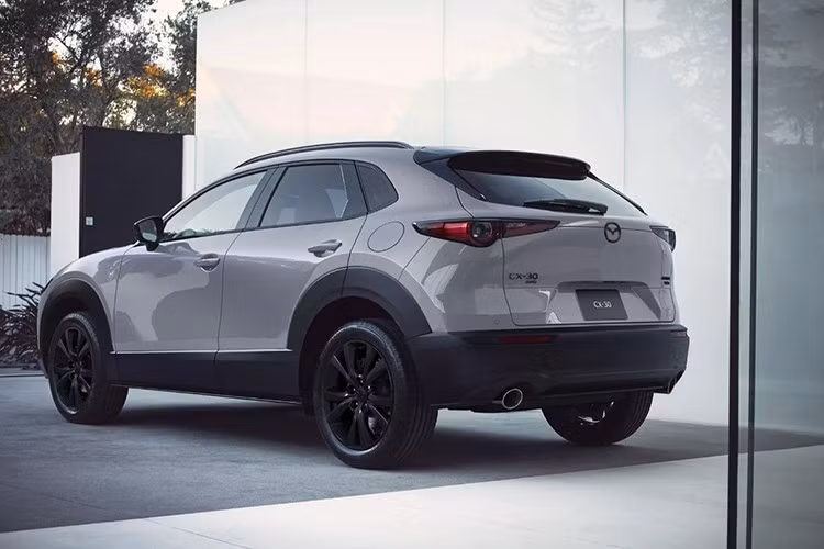 Ở phân khúc cao nhất, Mazda CX-30 phiên bản 2.5 Turbo Premium Plus có giá 37.900 USD, tăng 750 USD so với đời trước, với điểm mới duy nhất là bộ logo đen bóng.