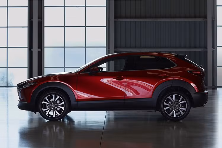 Ở bản tiêu chuẩn CX-30 2.5 S nâng cấp cho năm 2026, hãng xe Mazda bổ sung vi sai chống trượt nhằm tăng độ bám đường, cùng hệ thống giảm xóc tinh chỉnh giúp cải thiện độ êm ái.