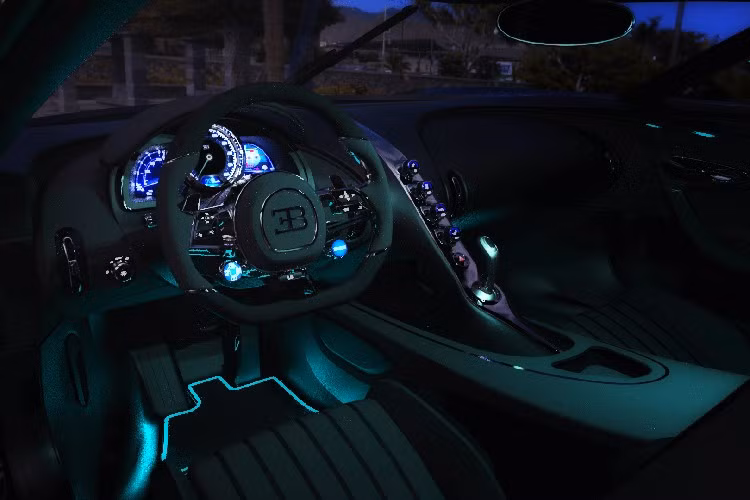 Đặc biệt, cả hai cản trước/sau của Bugatti La Voiture Noire đều được tích hợp vào phần thân trong khi thiết kế cửa sổ lấy cảm hứng từ kính chắn gió của mũ bảo hiểm. Bản thân kính chắn gió trước của xe dường như cũng nối với cửa sổ bên sườn, tạo thành một dòng chảy mượt mà.