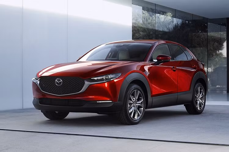 Phiên bản nâng cấp của mẫu crossover cỡ nhỏ Mazda CX-30 cho năm 2026 với một số cải tiến về trang bị và phong cách. Tuy nhiên, giá bán cũng tăng nhẹ, khởi điểm từ 25.975 USD, cao hơn gần 800 USD so với phiên bản tiền nhiệm.