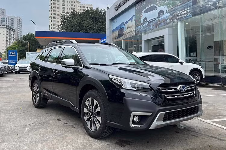 Đặc biệt, Outback nổi bật với gói an toàn EyeSight 4.0, tích hợp nhiều tính năng cao cấp như phanh tự động trước/sau, cảnh báo điểm mù, hỗ trợ giữ làn đường có định tâm, ga tự động thích ứng,... giúp nâng cao trải nghiệm lái và an toàn cho hành khách.