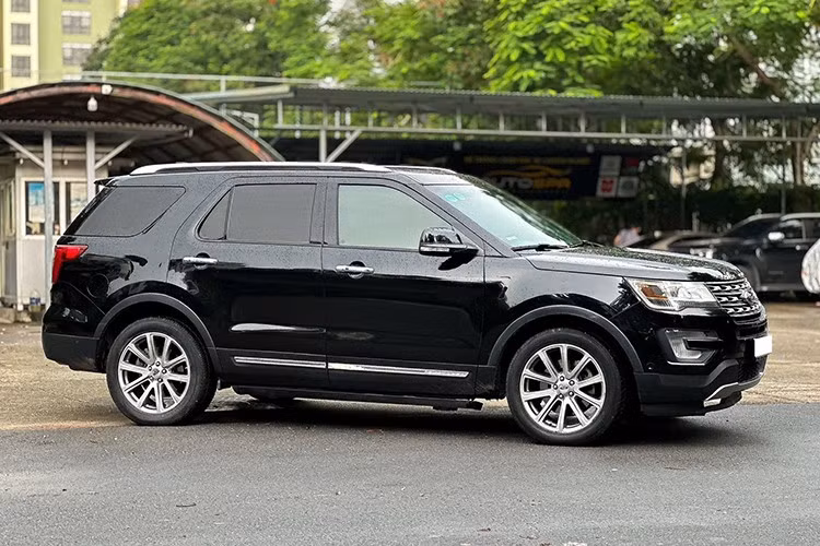 Mẫu xe SUV hạng sang thương hiệu Mỹ - Ford Explorer lần đầu được phân phối chính hãng tại Việt Nam vào cuối năm 2016 với mức giá niêm yết 2,18 tỷ đồng. Sau khi cộng thêm chi phí lăn bánh, người dùng phải bỏ ra gần 2,5 tỷ đồng để sở hữu mẫu SUV cao cấp này.