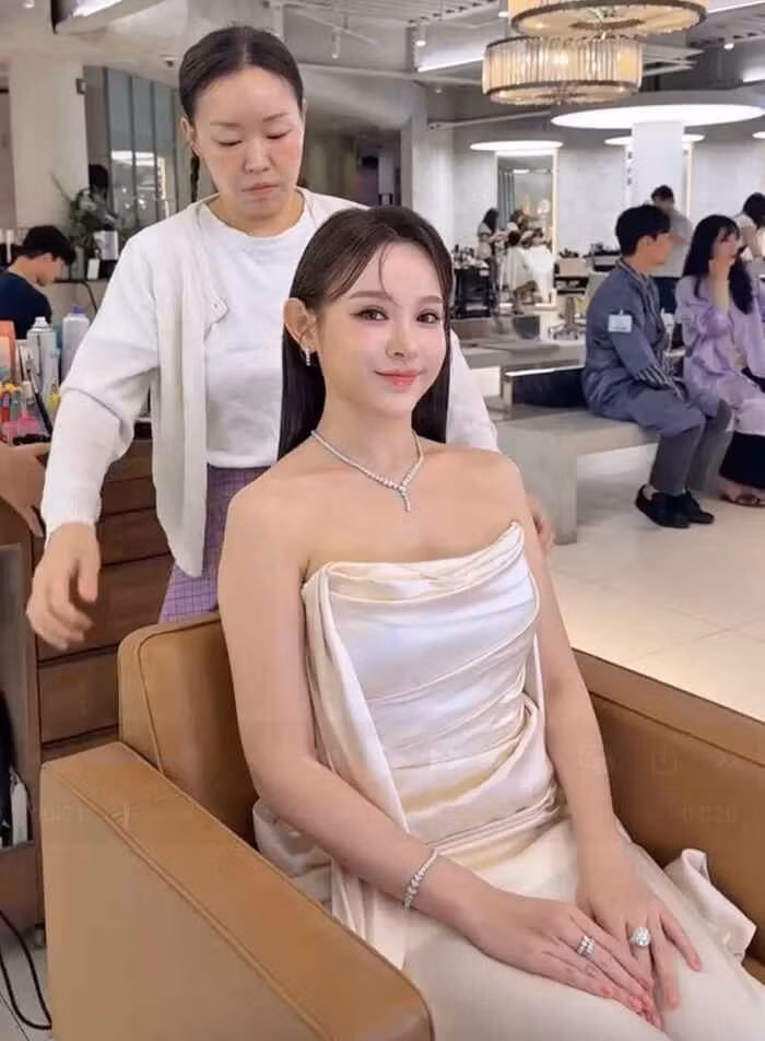 Còn trong ngày sự kiện chính thức, Huyền Baby xuất hiện với vẻ ngoài nổi bật, trang điểm kỹ lưỡng và chuẩn bị trang phục lộng lẫy.