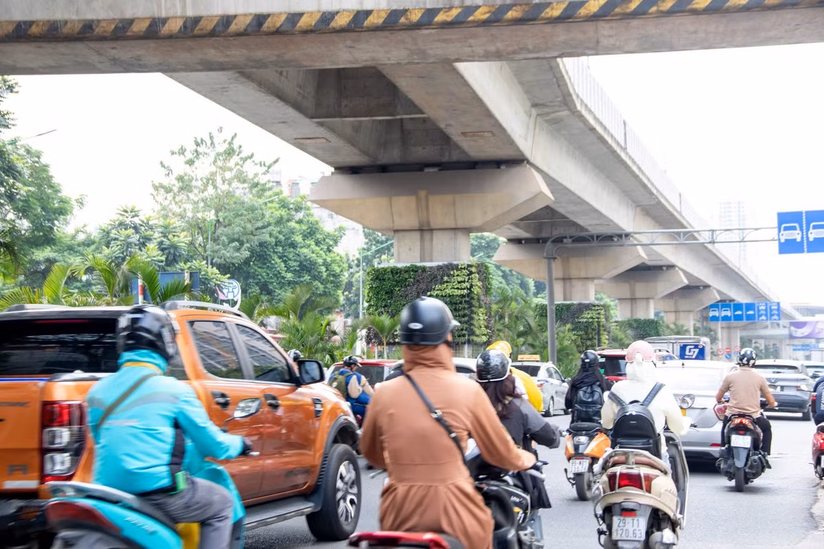 Bên cạnh các công trình lớn, Hà Nội cũng đưa cây xanh vào một số nhà chờ xe buýt. Ba vị trí được lựa chọn gồm nhà chờ Đại học Dược trên đường Lê Thánh Tông, nhà chờ gần Bệnh viện Xanh Pôn trên đường Trần Phú và nhà chờ tại số 69 Lý Thường Kiệt. Các bồn, chậu cây được bố trí ở phía sau hoặc hai bên nhà chờ, kết hợp hệ cáp nhẹ để dẫn cây leo phủ một phần mái và vách sau, không chiếm dụng lối đi bộ.