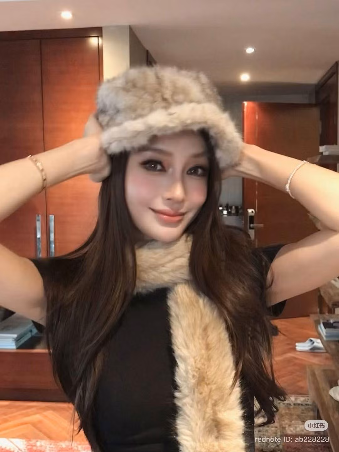 Đặc biệt, spotlight của tạo hình này chính là layout makeup mắt khói của Angelababy.