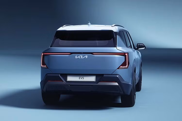 Điểm trừ lớn nhất hiện nay của EV5 tại châu Âu chính là việc thiếu vắng tùy chọn dẫn động bốn bánh toàn thời gian (AWD). Kia xác nhận phiên bản AWD với công suất 308 mã lực, cũng như phiên bản hiệu suất cao EV5 GT, sẽ không xuất hiện trước năm 2026.