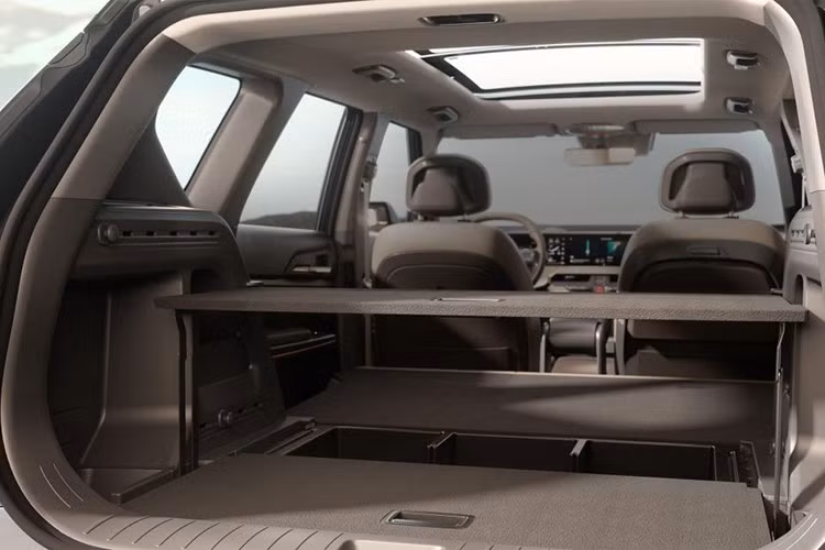Mặc dù vậy, đối thủ mà EV5 phải đối mặt tại châu Âu không ai khác chính là Tesla Model Y facelift. Dù Kia chưa công bố giá bán chính thức, nhưng Model Y bản Long Range RWD với thời gian tăng tốc chỉ 5,9 giây và phạm vi hoạt động khoảng 500 km đang là một thách thức đáng kể.