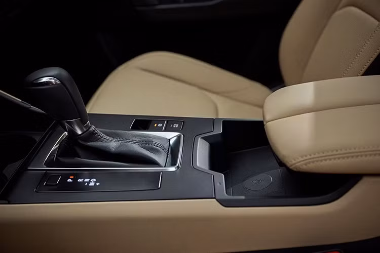 Cung cấp sức mạnh cho Mazda CX-5 2026 vẫn là động cơ xăng 2.5L hút khí tự nhiên SkyActiv-G, sản sinh công suất 187 mã lực và mô-men xoắn cực đại 251 Nm. Động cơ đi kèm hộp số tự động 6 cấp và hệ dẫn động 4 bánh toàn thời gian tiêu chuẩn.