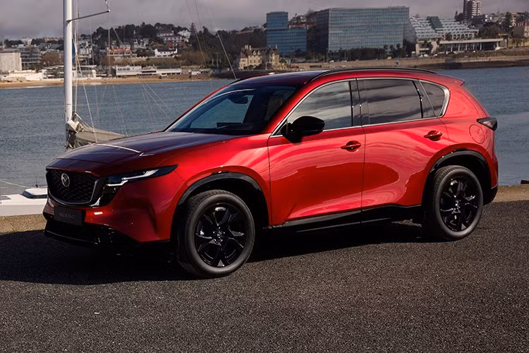 Mazda CX-5 2026 sẽ chính thức lên kệ tại thị trường Mỹ vào đầu năm sau. Mức giá cụ thể chưa được công bố, nhưng nhiều khả năng sẽ nhỉnh hơn mức khởi điểm 28.770 USD (tương đương 751,27 triệu đồng) của bản hiện hành.