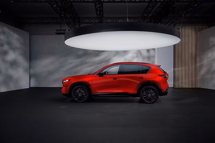 Vẫn trung thành với triết lý Kodo Design, nhưng Mazda CX-5 2026 mang đến những thay đổi đáng kể về diện mạo. Phần đầu xe gây ấn tượng với lưới tản nhiệt mở rộng kiểu Signature Wing.