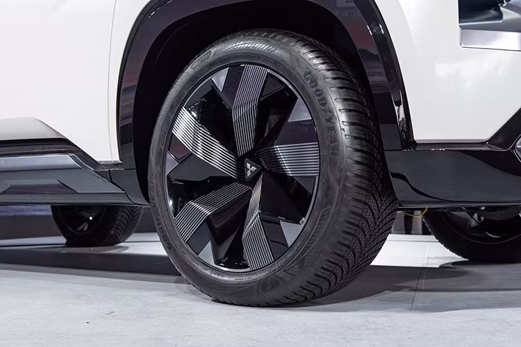 Xe nhiều khả năng chỉ có cấu hình dẫn động cầu trước (FWD), nhằm tối ưu chi phí và không gian cabin, thay vì sử dụng hệ dẫn động bốn bánh như trên Pajero Sport.