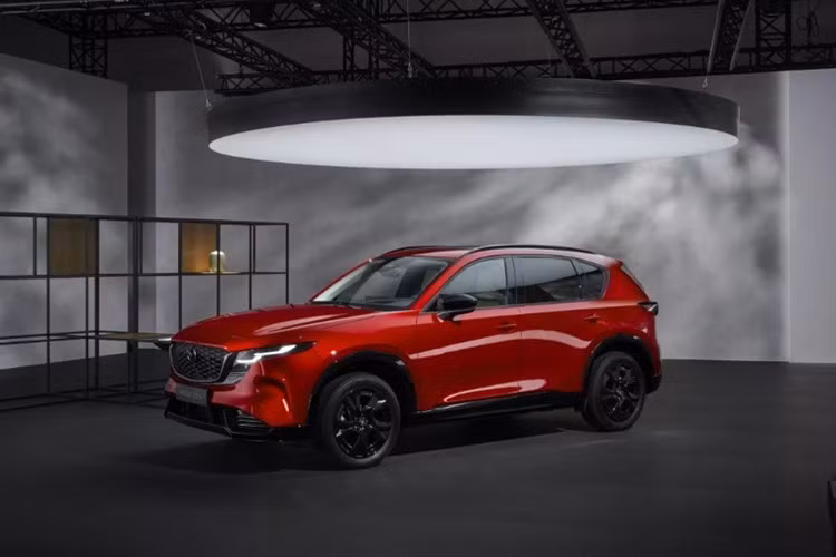 Mẫu xe SUV Mazda CX-5 2026 mới vừa chính thức ra mắt sở hữu ngoại hình bề thế, vững chãi hơn do được tinh chỉnh về kích thước. Theo đó, chiều dài của xe được tăng thêm 114 mm, trục cơ sở tăng 76 mm và chiều rộng nhỉnh hơn 13 mm so với thế hệ cũ.