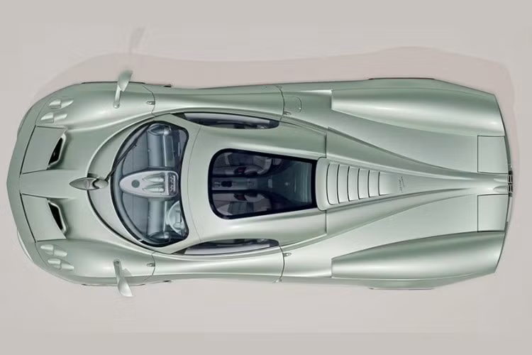 Phiên bản coupe của mẫu xe này cũng từng ra mắt vào năm 2022 tại sự kiện Goodwood Festival of Speed. Tuy nhiên, bản mui trần mới mang đến trải nghiệm hoàn toàn khác biệt, khi sở hữu phần mui tháo rời bằng polycarbonate siêu nhẹ, được vận hành thủ công, chi tiết này hiếm gặp trong thế giới siêu xe hiện đại.