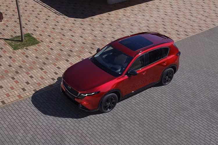 Đáng chú ý, Mazda xác nhận sẽ ra mắt phiên bản hybrid của xe vào năm 2027, sử dụng công nghệ động cơ mới mang tên SkyActiv-Z, hứa hẹn nâng cao hiệu suất nhiên liệu và giảm phát thải, phù hợp với xu hướng điện khí hóa toàn cầu.