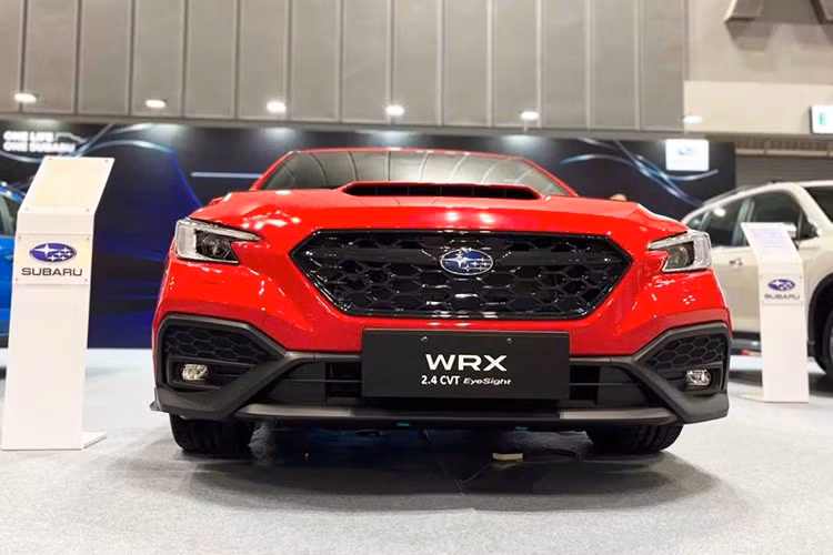 Là bản nâng cấp, mẫu xe sedan thể thao Subaru WRX 2025 mới có những tinh chỉnh đáng chú ý, đặc biệt ở khoang nội thất. Điểm thay đổi dễ nhận thấy nhất là sự xuất hiện của bộ ghế thể thao Recaro mới.