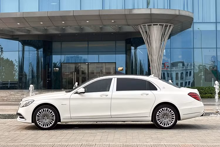 về ngoại hình, phần đầu xe Mercedes-Maybach S450 4Matic 2019 nổi bật với cụm lưới tản nhiệt mạ crôm, bên trong có các thanh nan dọc. Cản trước được thiết kế liền khối, kết hợp cùng khung crôm bao quanh hai hốc gió tạo nên tổng thể hài hòa nhưng không kém phần mạnh mẽ. ﻿