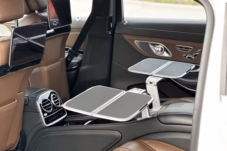 Mercedes-Maybach S450 4Matic 2019 được trang bị động cơ xăng V6 3.0L tăng áp kép, sản sinh công suất tối đa 367 mã lực và mô-men xoắn cực đại 500 Nm. Khối động cơ này kết hợp với hộp số tự động 9 cấp 9G-TRONIC và hệ dẫn động bốn bánh toàn thời gian 4MATIC cho phép xe tăng tốc từ 0-100 km/h trong 5,9 giây, đạt vận tốc tối đa 250 km/h.