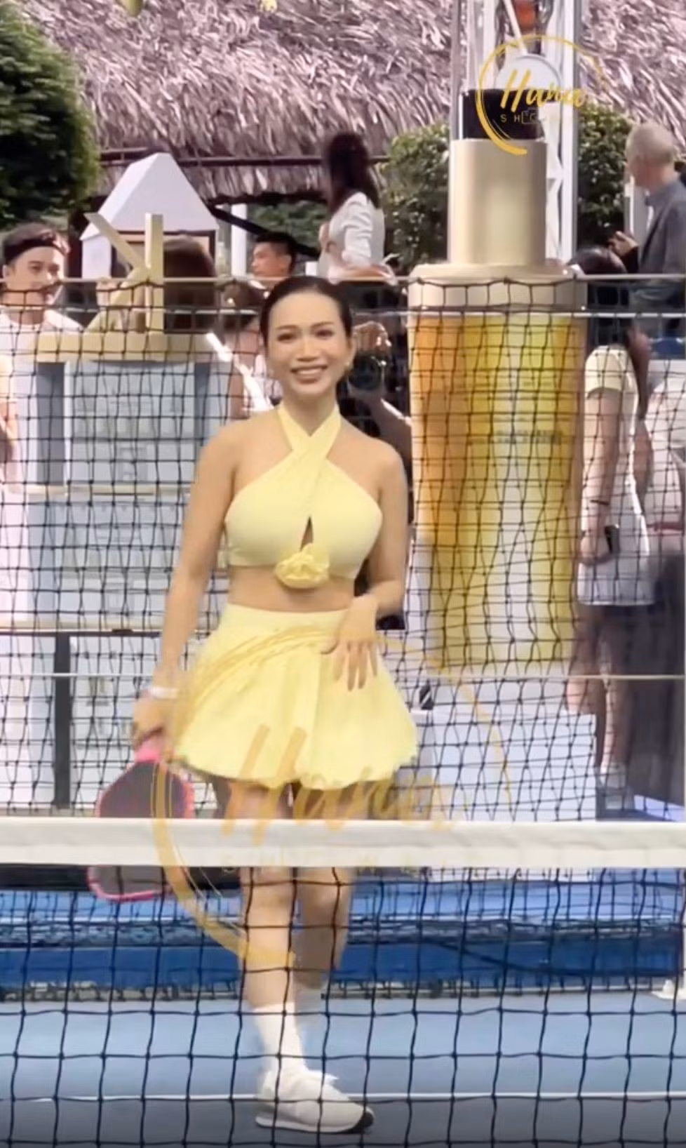 Mới đây, Sĩ Thanh gây chú ý khi xuất hiện tại một giải đấu pickleball. Những hình ảnh ghi lại khoảnh khắc nữ diễn viên cầm vợt thi đấu nhanh chóng lan truyền trên mạng xã hội. Tuy nhiên, tâm điểm bàn tán lại không nằm ở màn thi đấu, mà là trang phục được cho là có phần táo bạo của Sĩ Thanh.